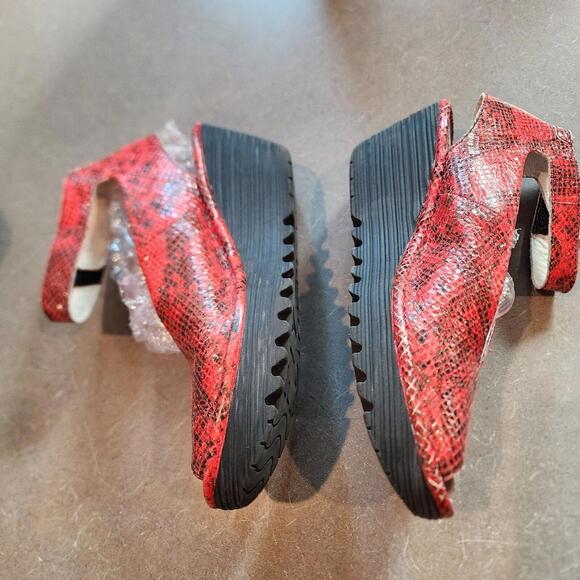 EUC Red Snakeskin wedge Fly London Unique sandals lightly worn 41 10 - Picture 3 of 8